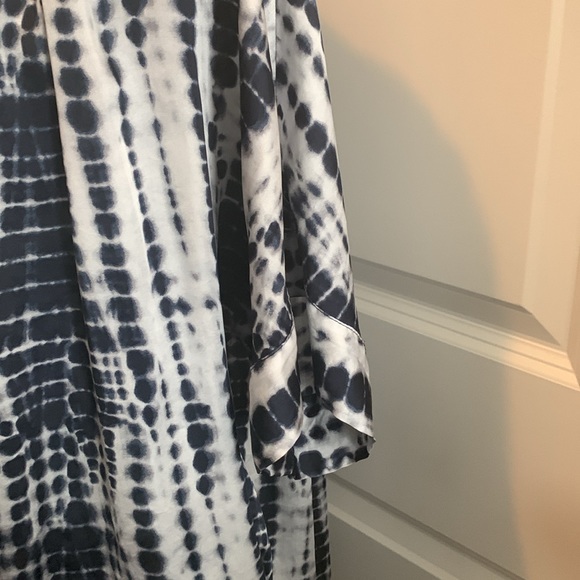 Woman’s tie die shirt in navy and white with rounded elastic neckline. - Picture 4 of 9